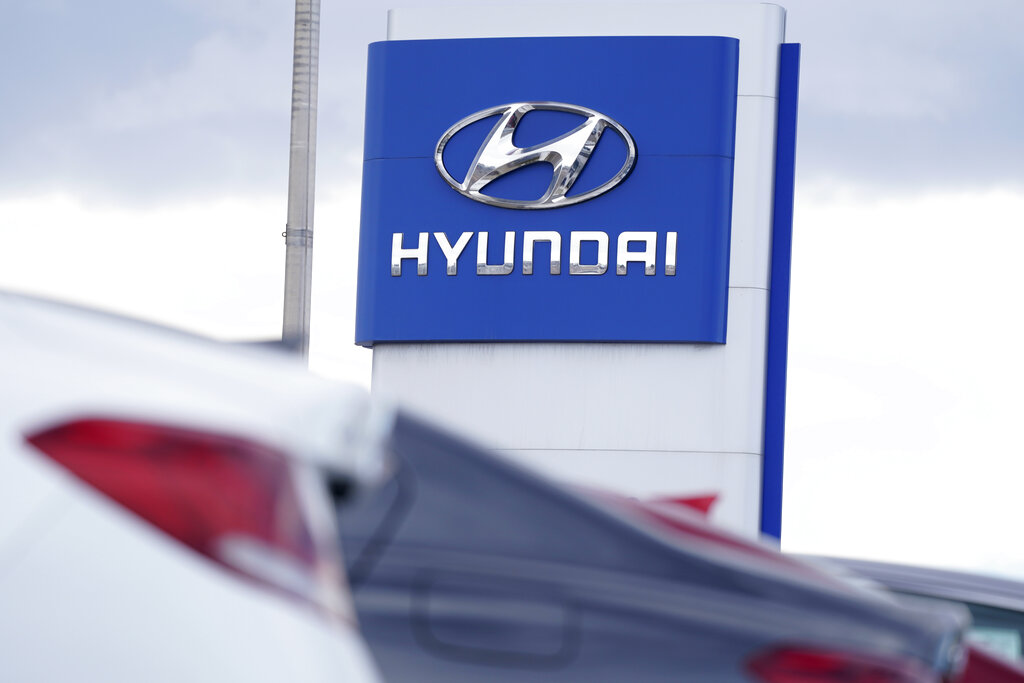 Hyundai car logo hi-res stock photography and images - Alamy